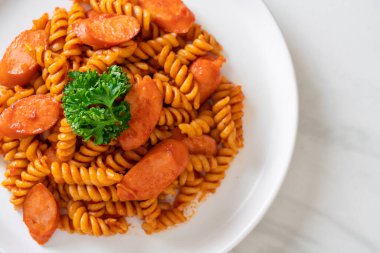 domates soslu ve sosisli spiral ya da spiralli makarna İtalyan yemek stili.