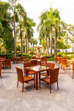 Cafe restoranında bahçe sandalyesi ve masa.