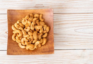 Tahta kasede fındık ve fotokopi alanı.