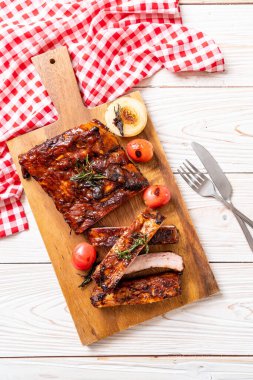 Izgara ve ızgara domuz pirzolası.