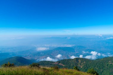 Tayland, Chiang Mai 'deki Kew Mae Pan Doğa Yolu' nda bulutlu ve mavi gökyüzü olan güzel bir dağ tabakası.