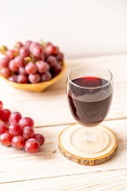 Ahşap zemin üzerinde taze üzüm suyu