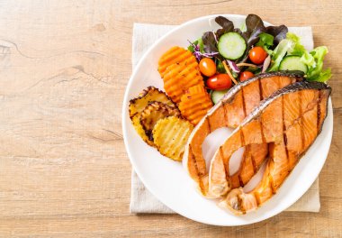 Çift ızgara somon bifteği ve sebzeli fileto.