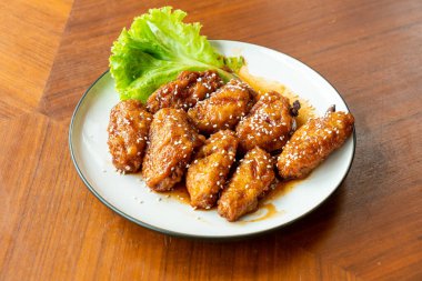 Kore soslu kızarmış tavuk ve beyaz susam.