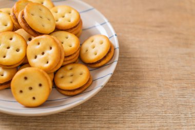 Hindistan cevizli bisküvi ve ananas reçeli.