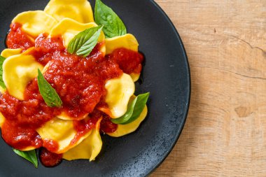 Domates soslu ve fesleğenli İtalyan usulü Ravioli.