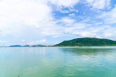 Songkla Tayland 'da mavi gökyüzü ile körfez manzarası