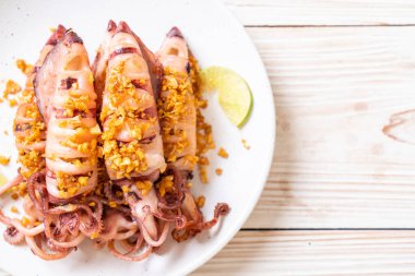 Sarımsaklı kızarmış kalamar - deniz ürünleri tarzı.