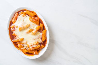 Peynirli Kore soslu Kore pirinç keki, peynirli Peynirli Tokpokki, Peynirli Tteokbokki - Kore yemeği tarzı