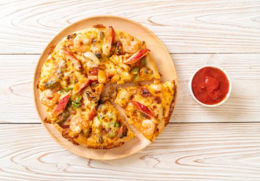 Tahta tepside deniz ürünleri (karides, ahtapot, midye ve yengeç) pizza