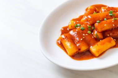 Baharatlı soslu Kore pirinç keki çubuğu (Tteokbokki) - Kore yemeği tarzı