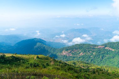Tayland, Chiang Mai 'deki Kew Mae Pan Doğa Yolu' nda bulutlu ve mavi gökyüzü olan güzel bir dağ tabakası.