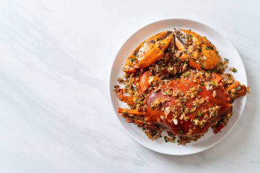 Baharatlı Tuz ve Biberli Kızarmış Yengeç - Deniz ürünleri tarzı