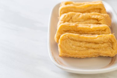 Soslu kızarmış tofu - vejetaryen ve vejetaryen yemek tarzı