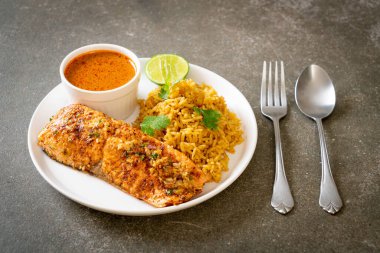 Tavada kurutulmuş somon tandırı ve masala pilavı - Müslüman yemeği tarzı.