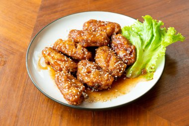 Kore soslu kızarmış tavuk ve beyaz susam.