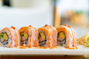 Japon usulü soslu somon dürümü suşi.