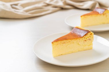 Beyaz tabakta ev yapımı cheesecake.