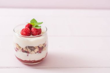 Tahıllı taze ahududu ve yoğurt.