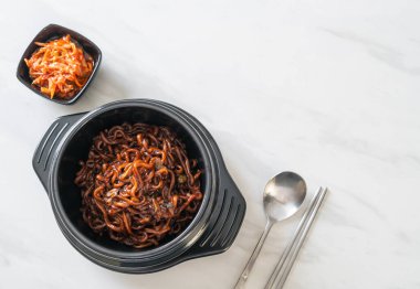 Kore siyah spagettisi ya da kavrulmuş Chajung soya soslu hazır şehriye (chapagetti) - Kore yemeği tarzı