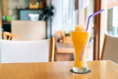 Kafe restoranında portakal suyu karışımı smoothie bardağı