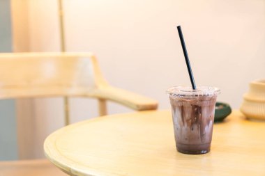 Kahve dükkanında buzlu çikolatalı milkshake.