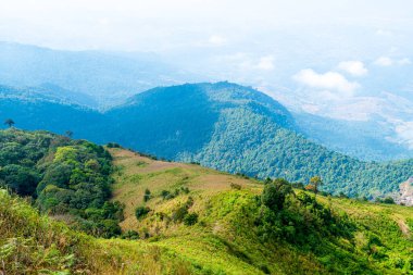 Tayland, Chiang Mai 'deki Kew Mae Pan Doğa Yolu' nda bulutlu ve mavi gökyüzü olan güzel bir dağ tabakası.