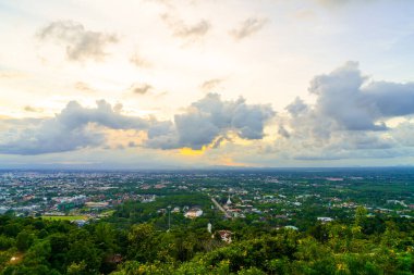 Tayland 'da Songkhla' da Alacakaranlık Gökyüzü ile birlikte Şapka Yai Şehri silueti