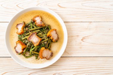 Kızarmış su mimozası ve tabakta domuz eti.