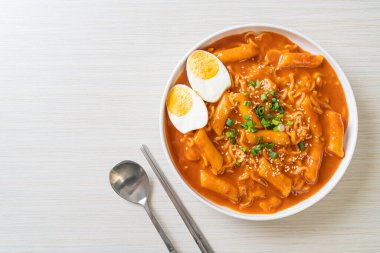 Kore hazır şehriyesi ve Kore baharatlı soslu Tteokbokki, Rabokki - Kore yemeği tarzı.