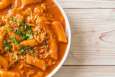 Kore hazır şehriyesi ve Kore baharatlı soslu Tteokbokki, Rabokki - Kore yemeği tarzı.
