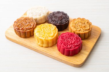 Ahşap tabakta karışık aromalı renkli Çin ay pastası