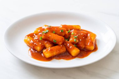 Baharatlı soslu Kore pirinç keki çubuğu (Tteokbokki) - Kore yemeği tarzı