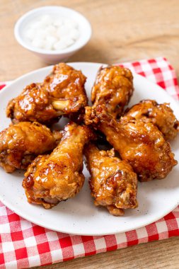 Kore usulü soslu kızarmış tavuk.