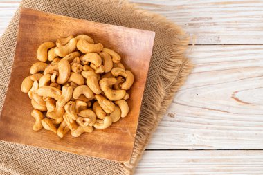 Tahta kasede fındık ve fotokopi alanı.