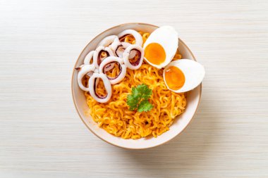 Mürekkep balığı ya da ahtapot kaseli tuzlu erişte.