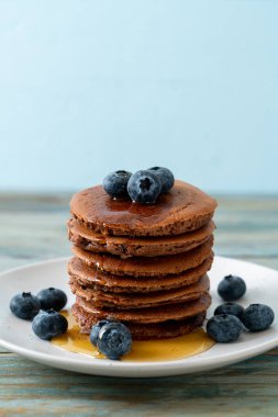 Yaban mersinli ve ballı krep yığını.