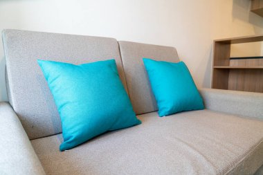 Oturma odasındaki koltukta rahat yastıklar.