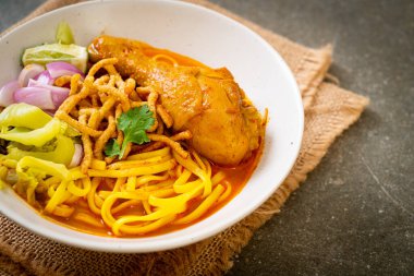 Kuzey Tayland erişteli körili tavuk çorbası (Kao Soi Kai) - Tayland yemeği tarzı