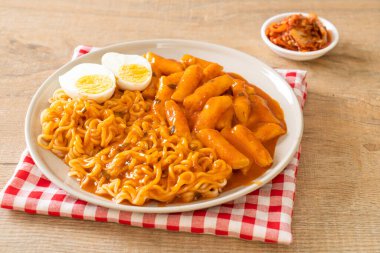 Baharatlı Kore soslu Ramen veya Kore hazır eriştesi ve Tteokbokki - Kore yemeği tarzı