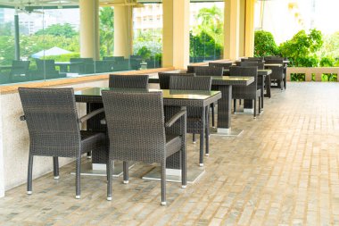 boş teras masası ve sandalye