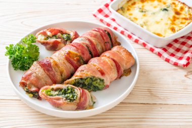 Fırında domuz pastırması, ıspanak ve peynir.