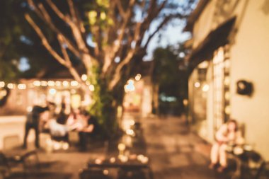 Soyut bulanık dışarıdaki avluda gece kafeteryadaki avluda arka plan için.