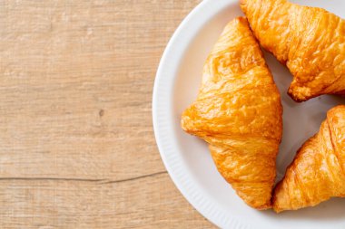 Taze tereyağlı kruvasan.
