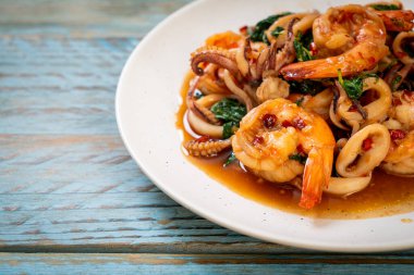 Tayland fesleğenli kızarmış deniz ürünleri (karides ve kalamar) - Asya usulü