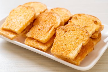 tereyağlı ve şekerli kızarmış ekmek.