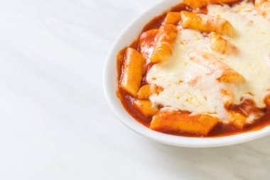 Peynirli Kore soslu Kore pirinç keki, peynirli Peynirli Tokpokki, Peynirli Tteokbokki - Kore yemeği tarzı