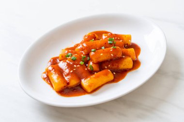Baharatlı soslu Kore pirinç keki çubuğu (Tteokbokki) - Kore yemeği tarzı