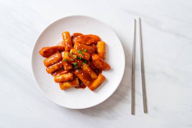 Baharatlı sosisli Kore pirinç keki çubuğu (Tteokbokki) - Kore yemeği tarzı