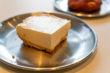 Kafe restoranında tabakta peynirli kek.